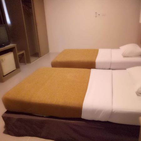 Tongpoon Hotel Бангкок Экстерьер фото