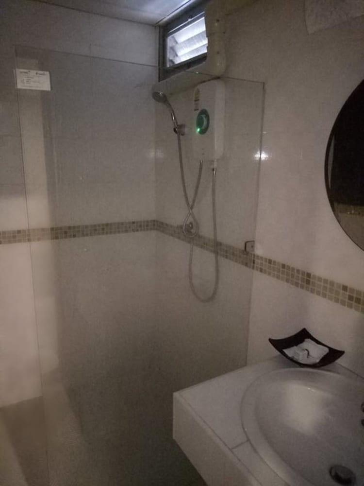 Tongpoon Hotel Бангкок Экстерьер фото