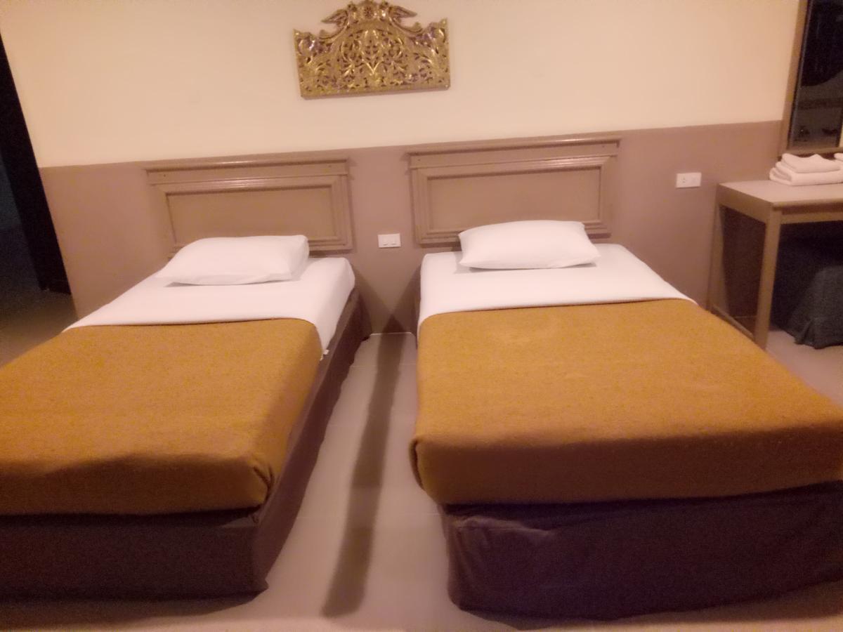 Tongpoon Hotel Бангкок Экстерьер фото