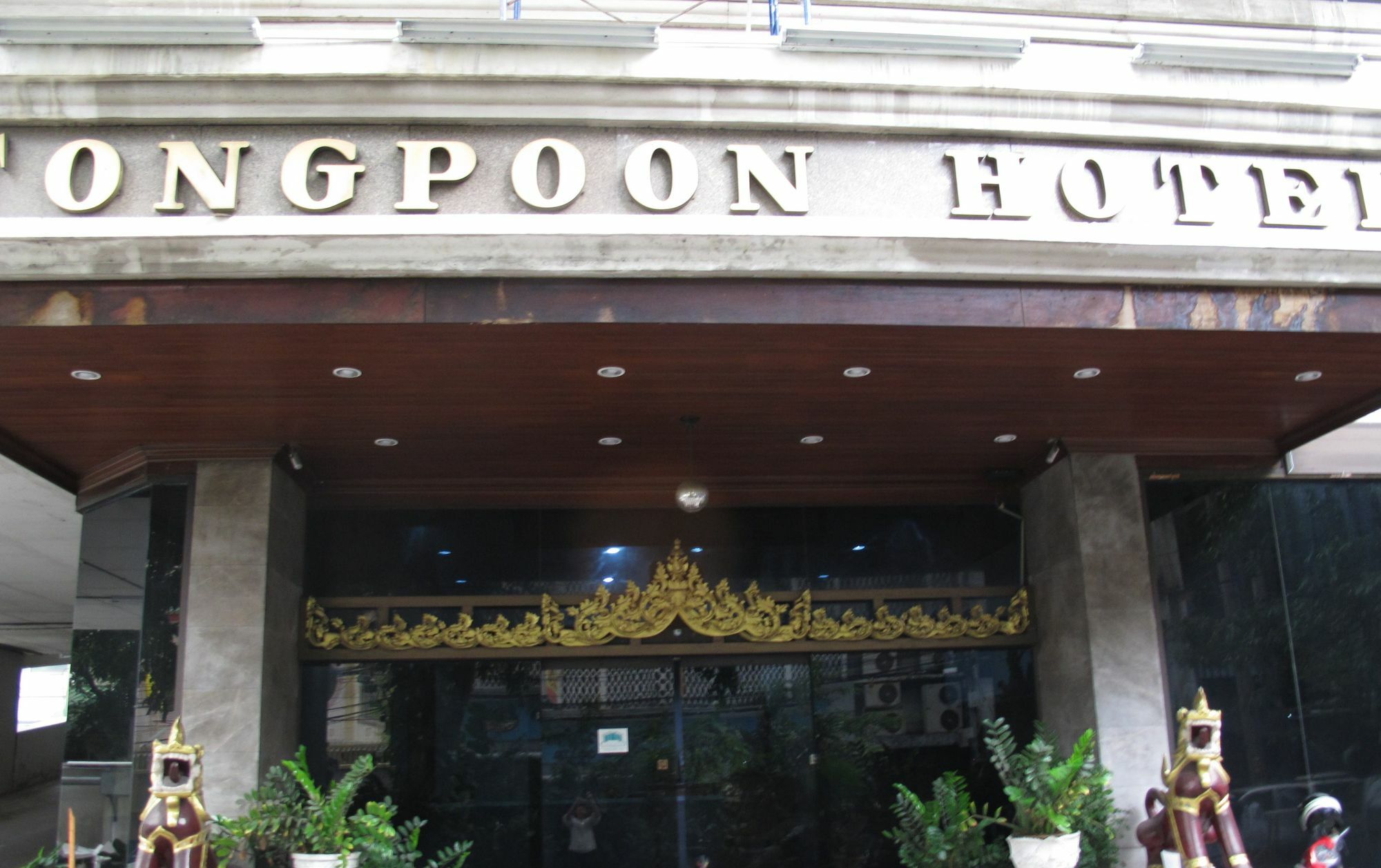 Tongpoon Hotel Бангкок Экстерьер фото